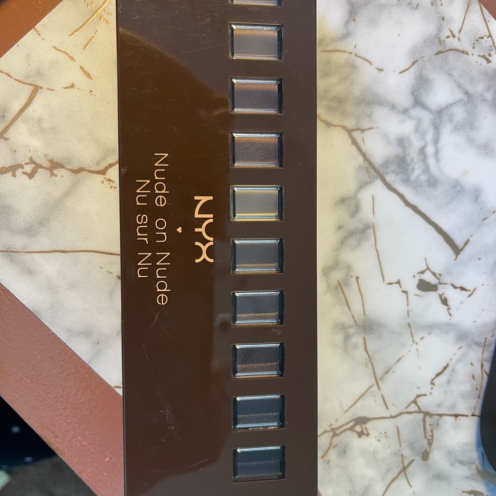 NYX Nude on Nude Eyeshadow and lip palette - Picture 3 of 3